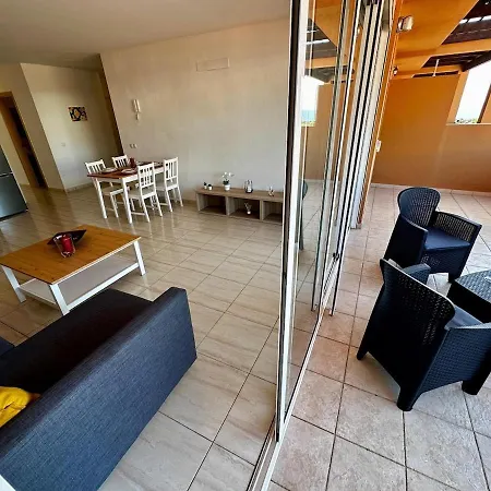 Spacious Flat Near The Sea