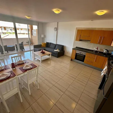 Spacious Flat Near The Sea
